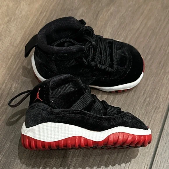 Nike Jordan 11 Retro Kids Black and Red Sneakers - Picture 3 of 6